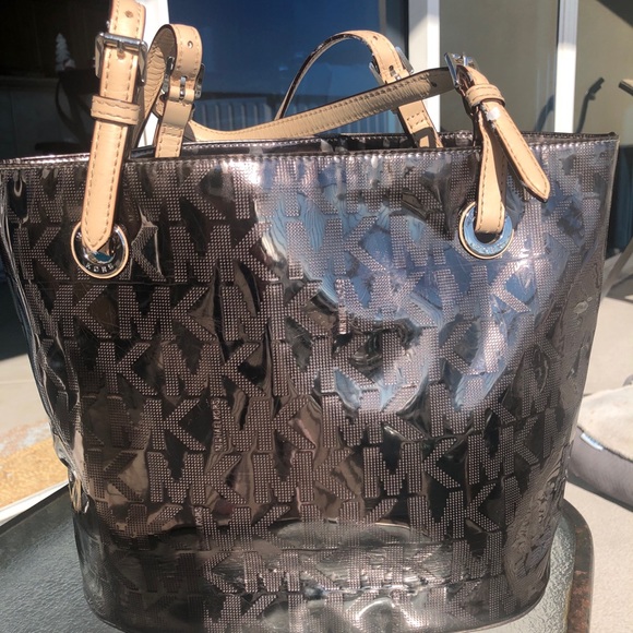 COPY - Michael Kors Purse - Metallic Signature Design - Picture 2 of 10